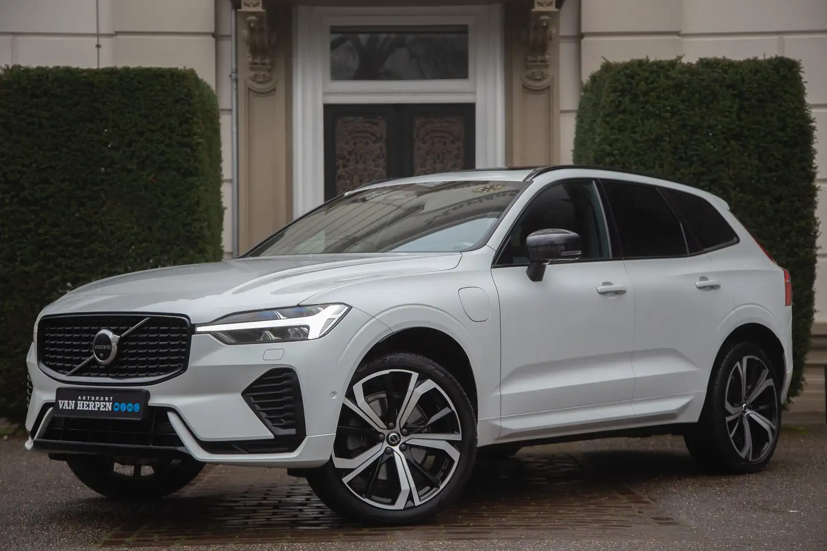 Volvo XC60 2.0 T8 Plug-in hybrid AWD R-Design Trekhaak | Pano Wit - 1