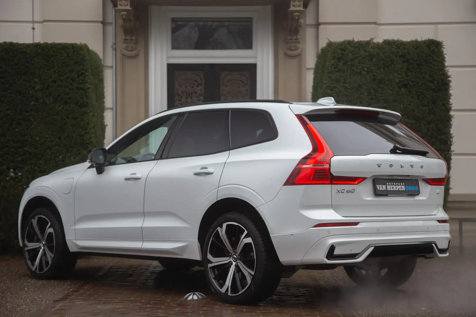 Volvo XC60 2.0 T8 Plug-in hybrid AWD R-Design Trekhaak | Pano Wit - 2