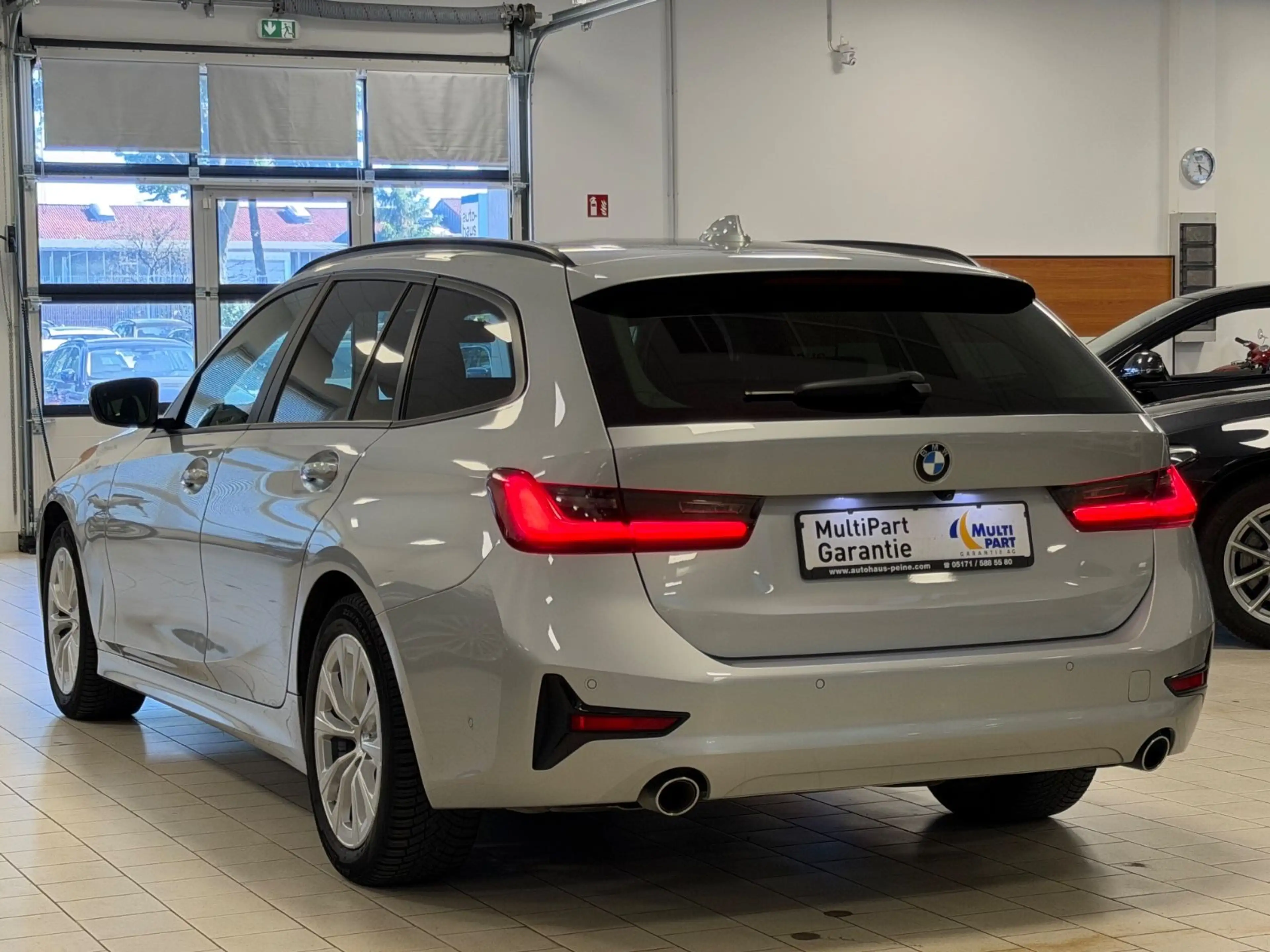 BMW 318 d Advantage/Aut/Navi/KeyLess/HUD/Park&DrivAss — photo 2