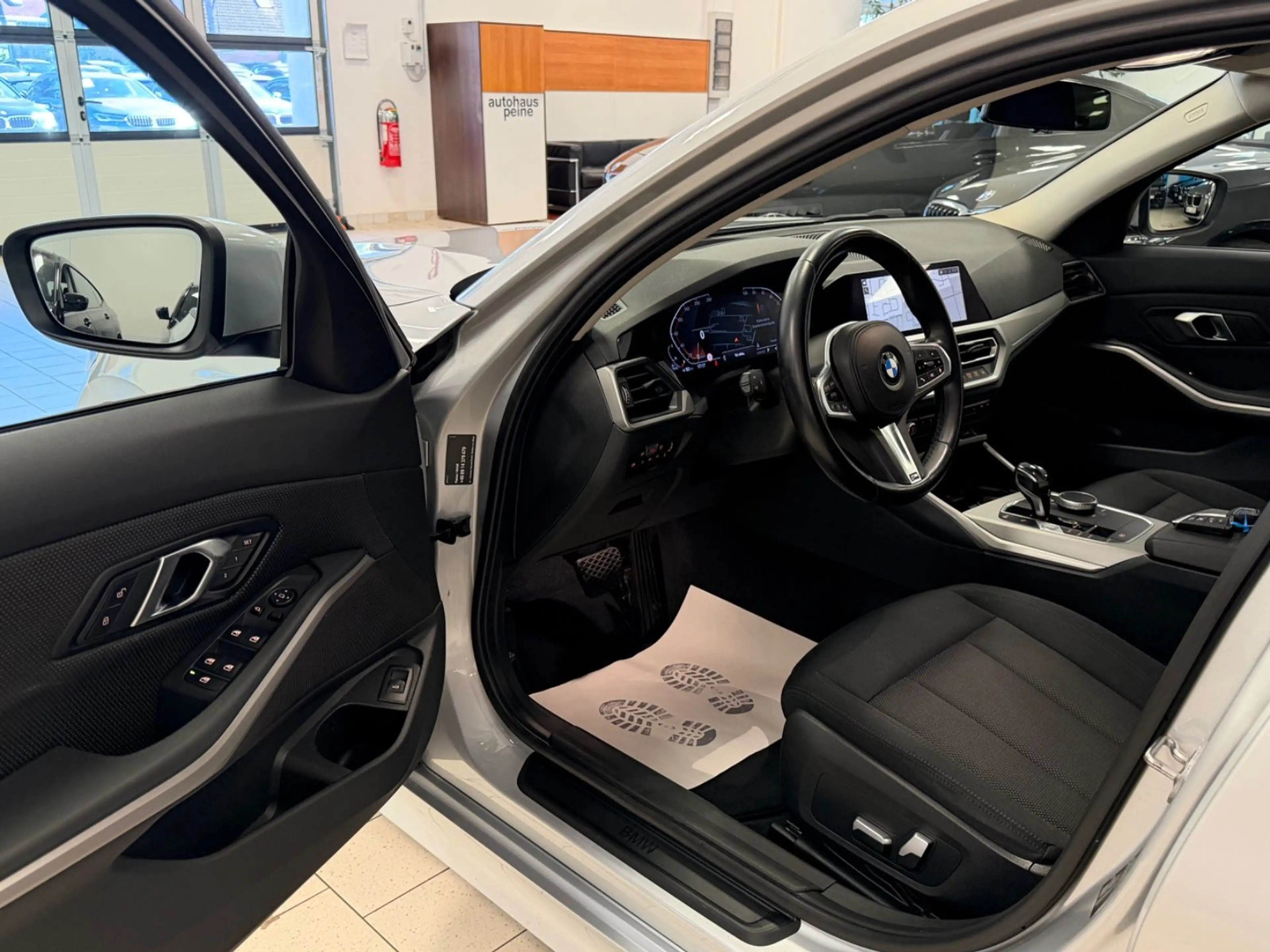 BMW 318 d Advantage/Aut/Navi/KeyLess/HUD/Park&DrivAss — photo 14
