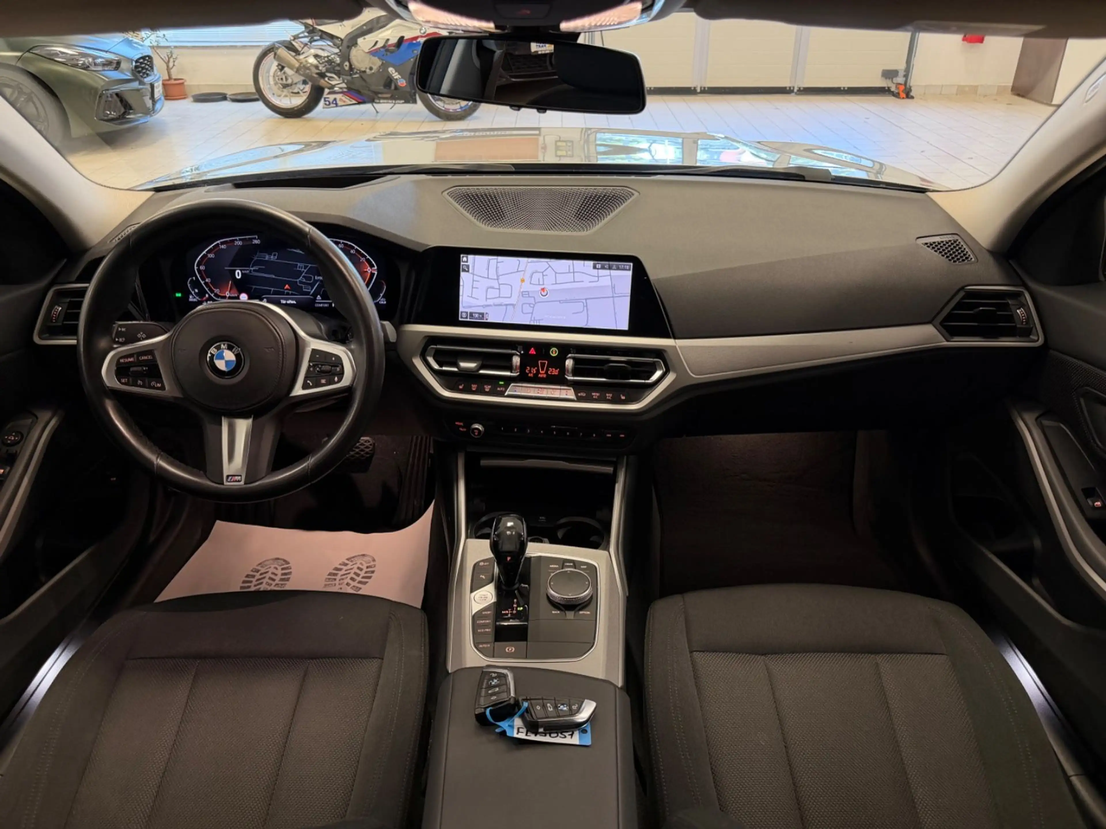 BMW 318 d Advantage/Aut/Navi/KeyLess/HUD/Park&DrivAss — photo 3