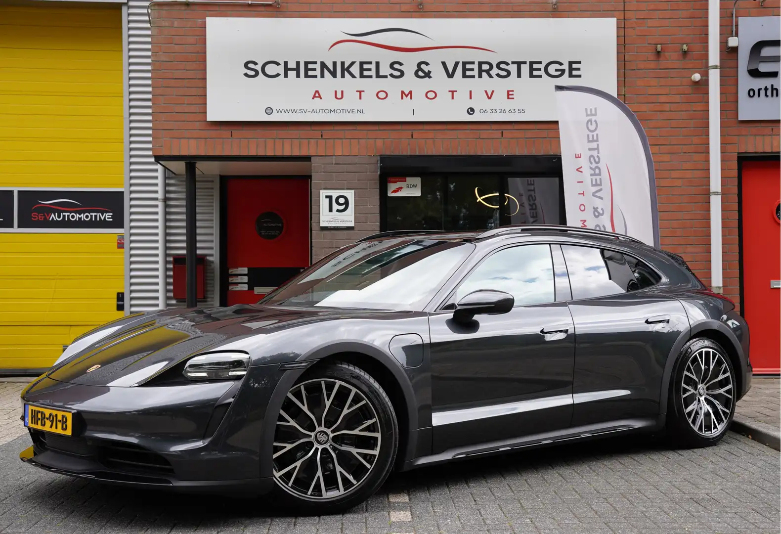 Porsche Taycan Cross Turismo 4 93 kWh / Glas dak / Luchtvering / Grijs - 1