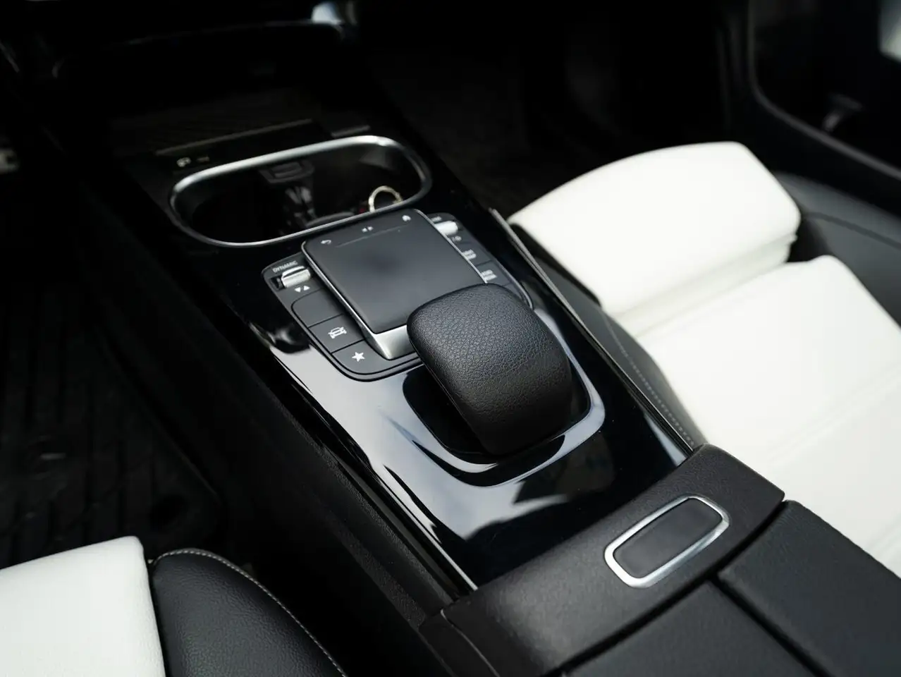 Mercedes-Benz CLA снимка Mercedes-Benz CLA