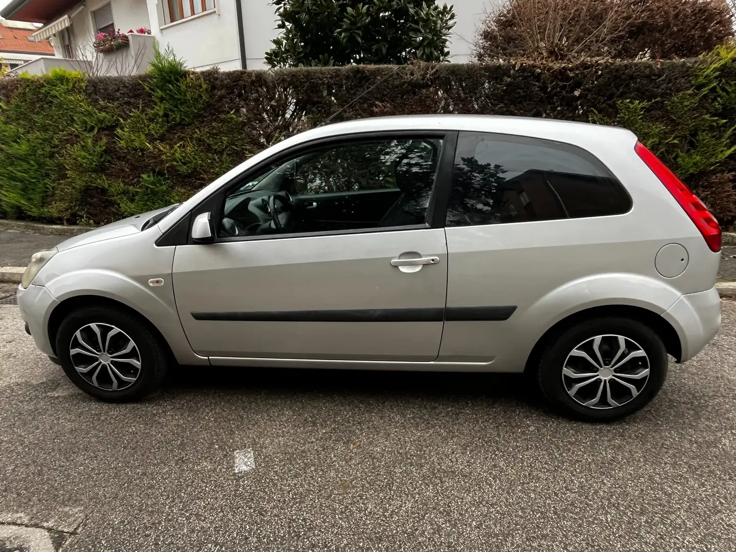 Ford Fiesta Fiesta V 2006 3p 1.4 tdci Ghia Grigio - 1
