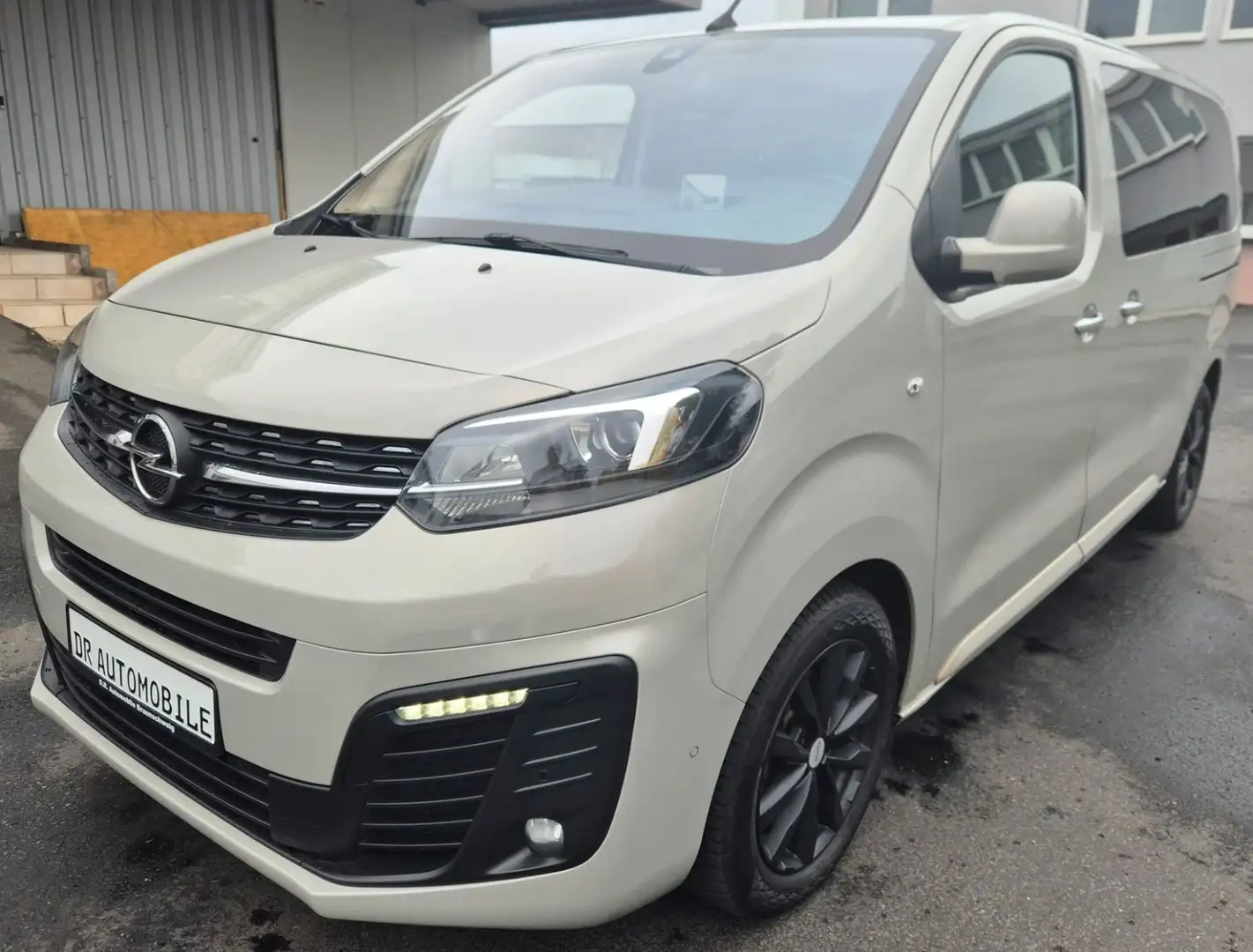 Opel Zafira Life 2.0 Diesel HuD Klima Navi APP AHK Grau - 1