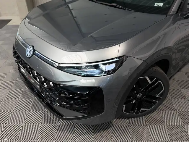 Volkswagen T-Roc view 4