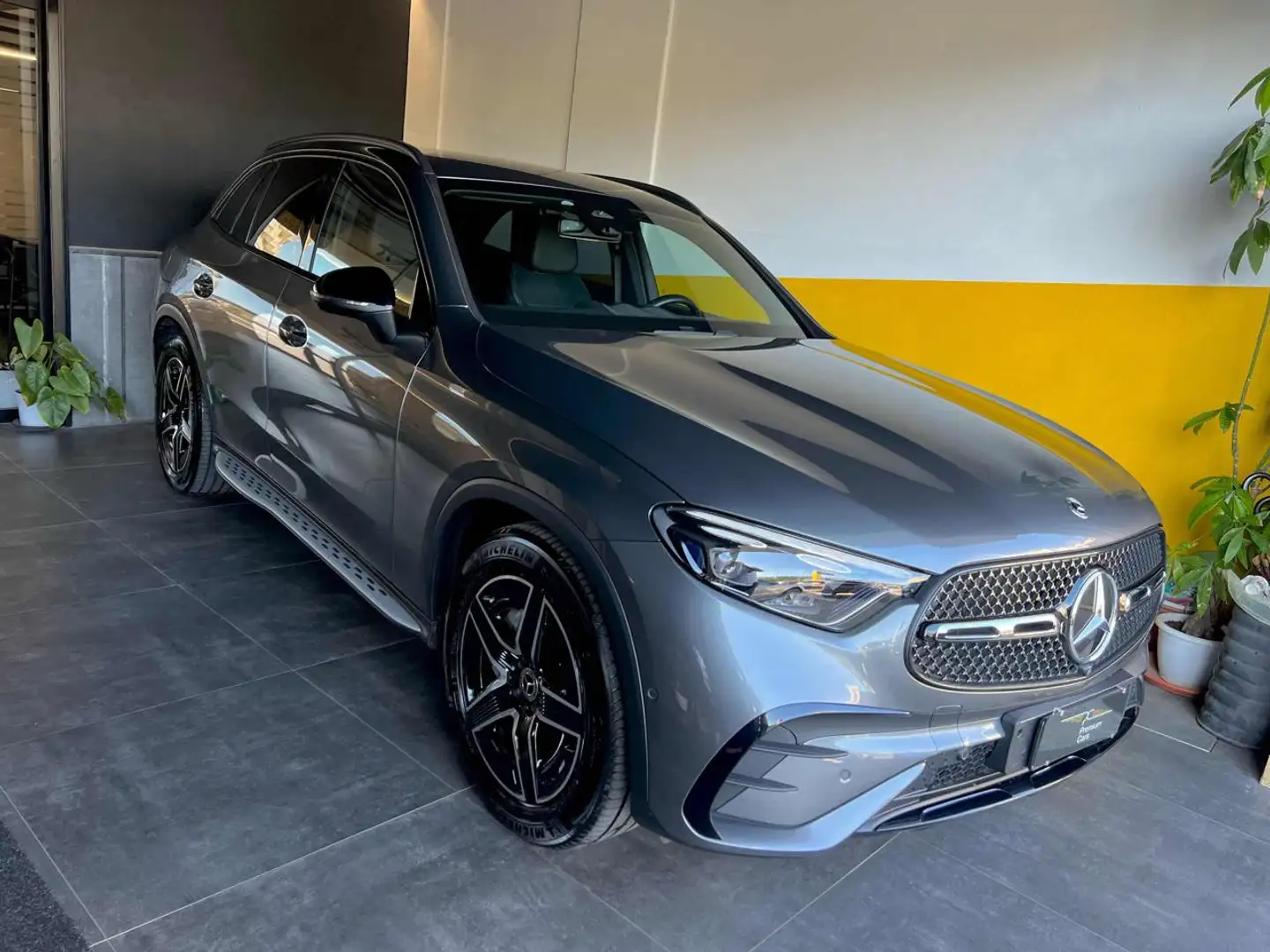 Mercedes-Benz GLC 300 d 4Matic Mild Hybrid AMG Line Premium Grijs - 2