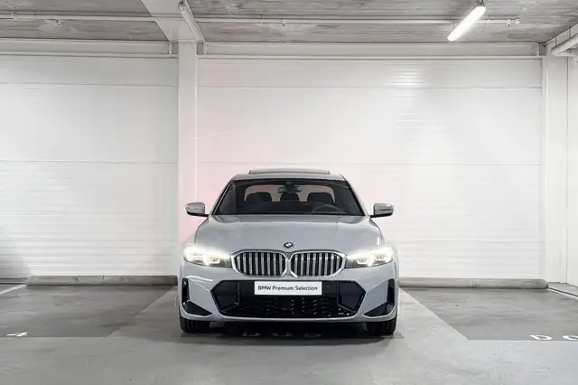 BMW 3 Series view 5