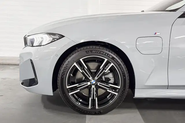 BMW 3 Series view 4