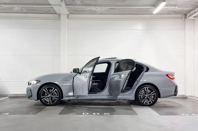 BMW 3 Series view 2