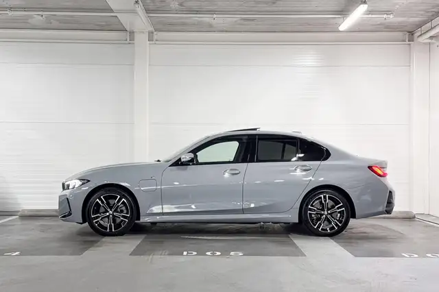 BMW 3 Series view 3