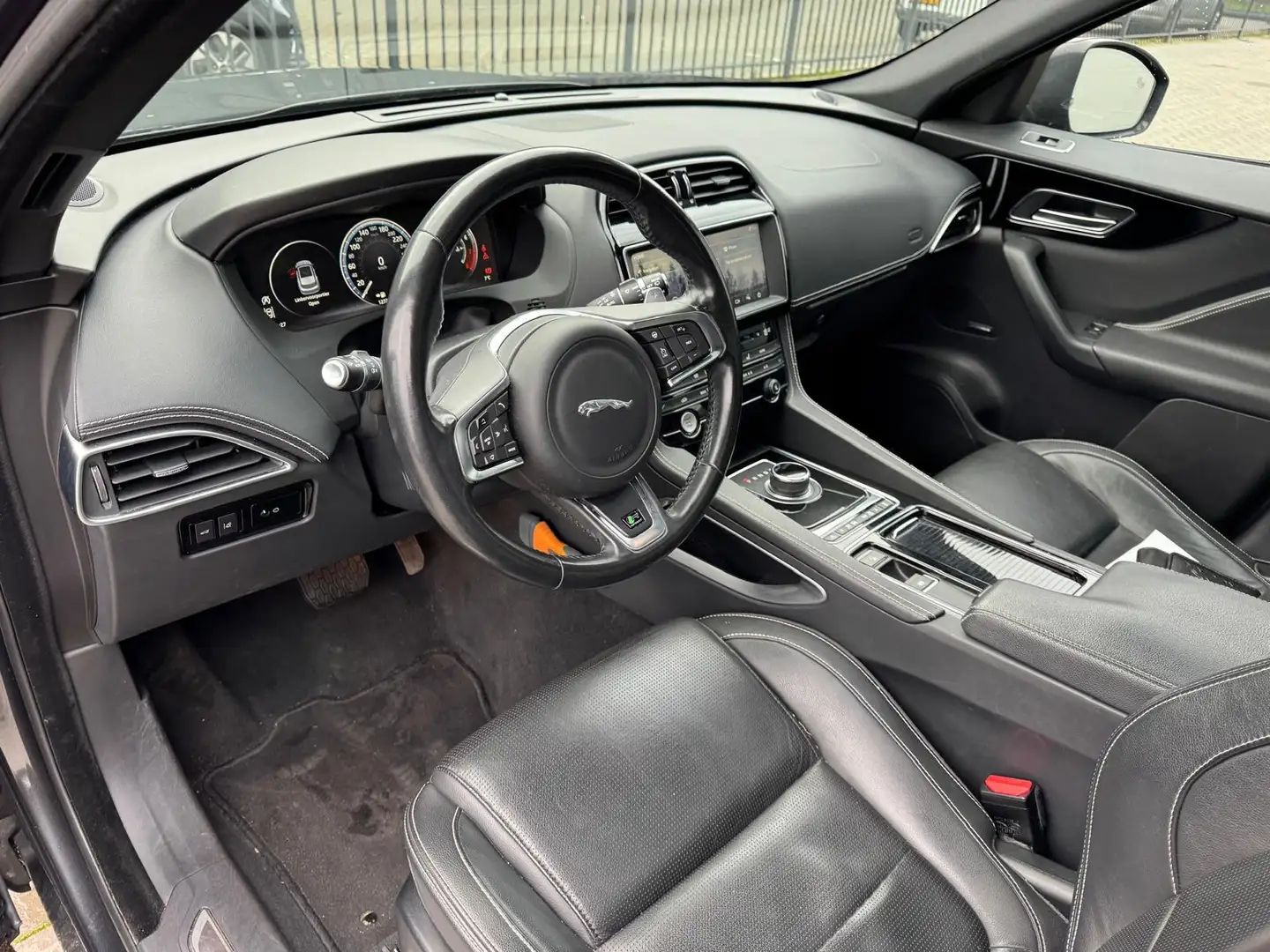 Jaguar F-Pace 2.0 Portfolio AWD 30t Aut. | R-sport | Panorama | Grijs - 2