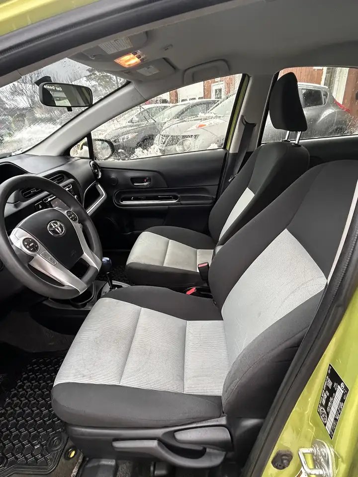 Toyota Prius c снимка Toyota Prius c