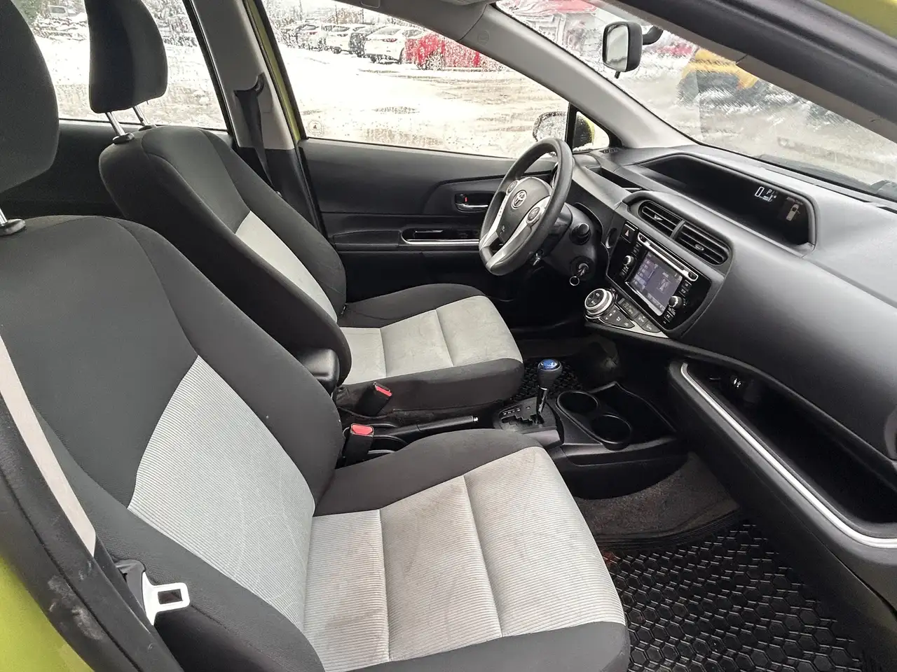 Toyota Prius c снимка Toyota Prius c