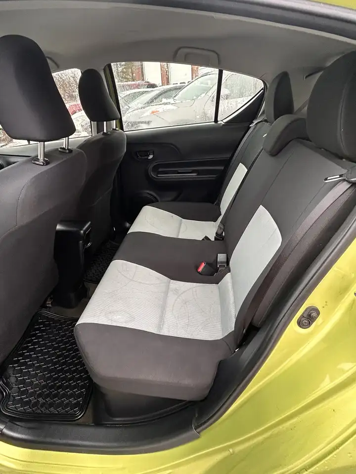 Toyota Prius c снимка Toyota Prius c
