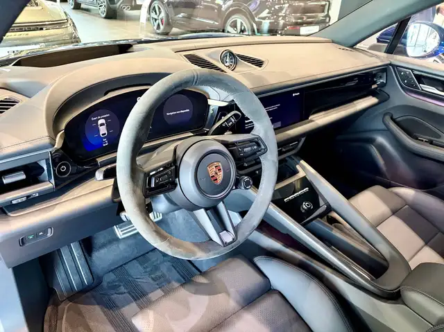 Porsche Macan view 11