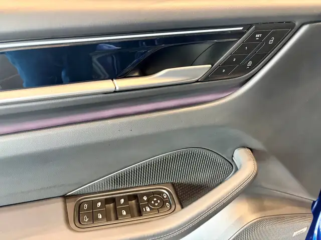 Porsche Macan view 20