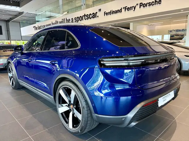 Porsche Macan view 3
