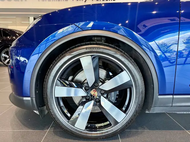 Porsche Macan view 4