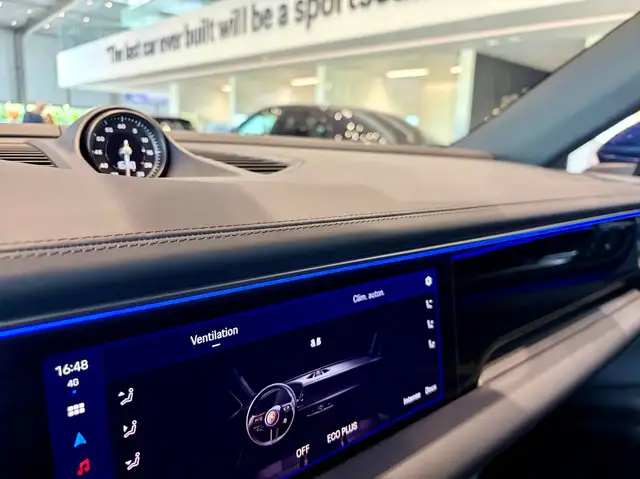 Porsche Macan view 25