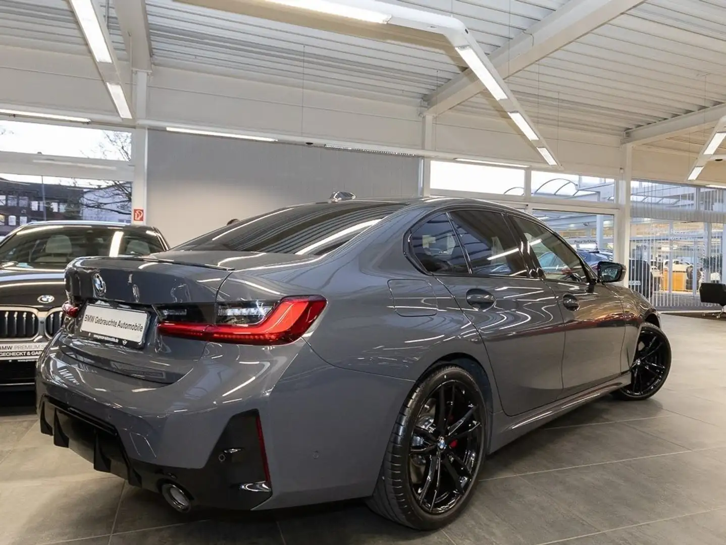 BMW 330 i xDrive Limousine M Sportpaket HK HiFi DAB Grau - 2