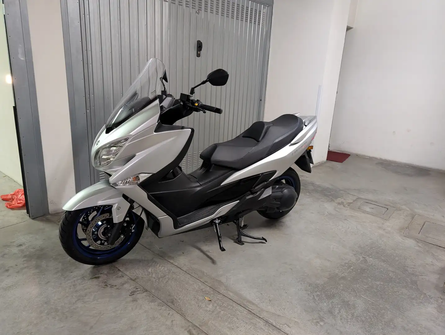 Suzuki Burgman 400 Silber - 2