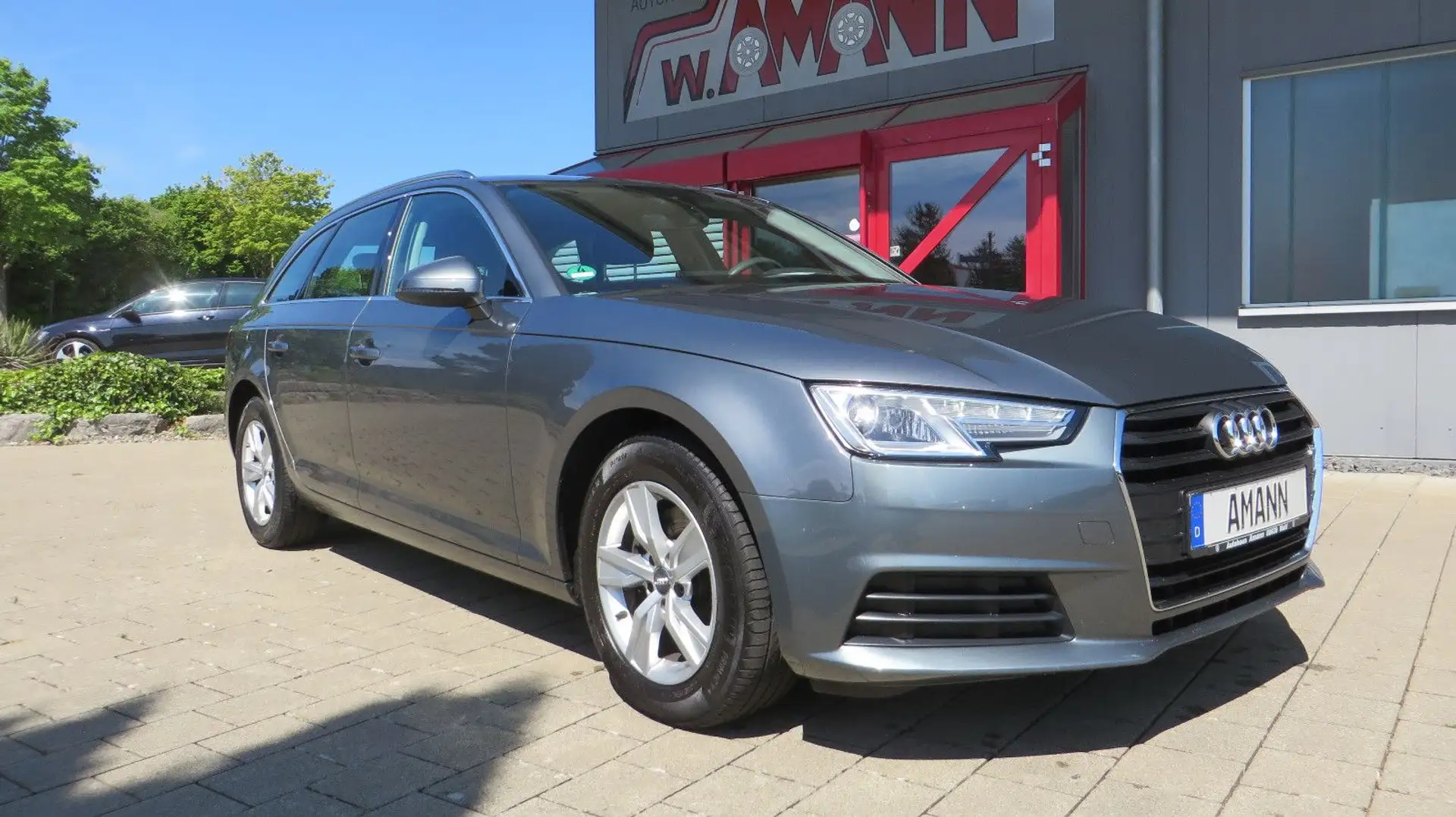 Audi A4 Avant Attraction Navi, AHK Gris - 1