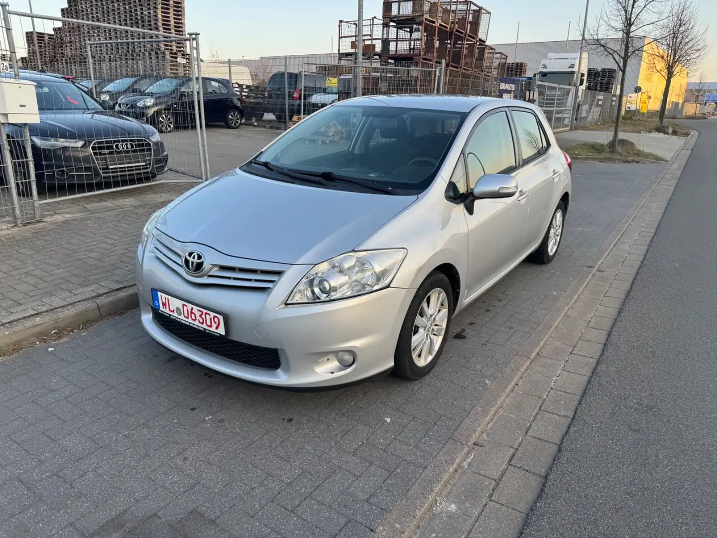 Toyota Auris Life+ 1,4L D-4D *2.Hand*PDC*AHK*Klima*ALU* Plateado - 1
