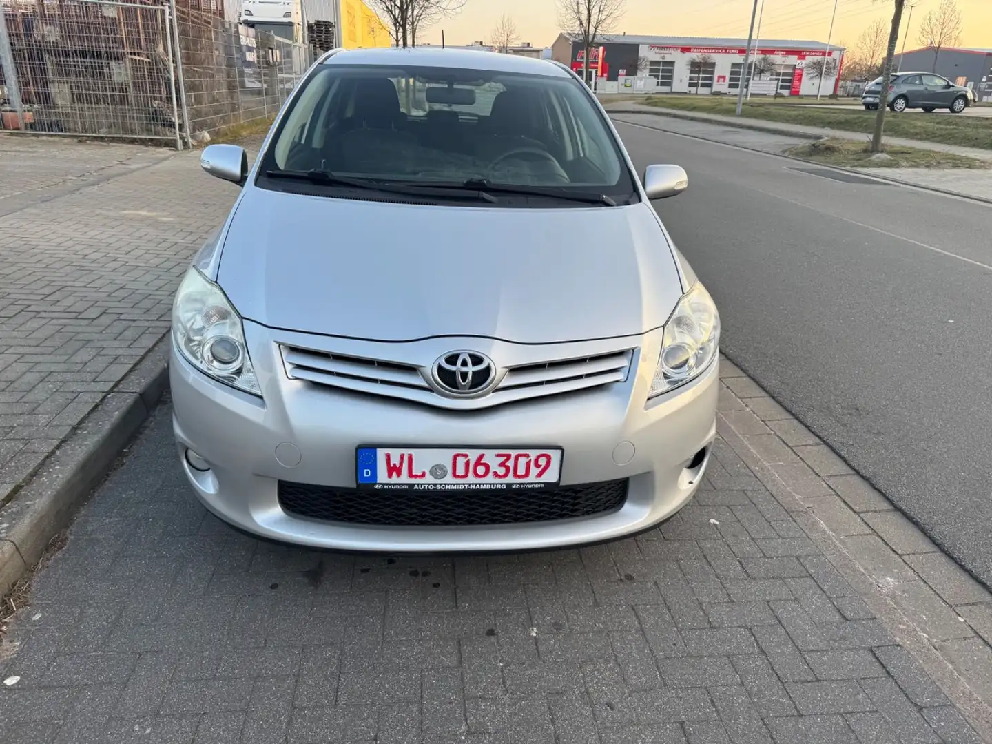 Toyota Auris Life+ 1,4L D-4D *2.Hand*PDC*AHK*Klima*ALU* Plateado - 2