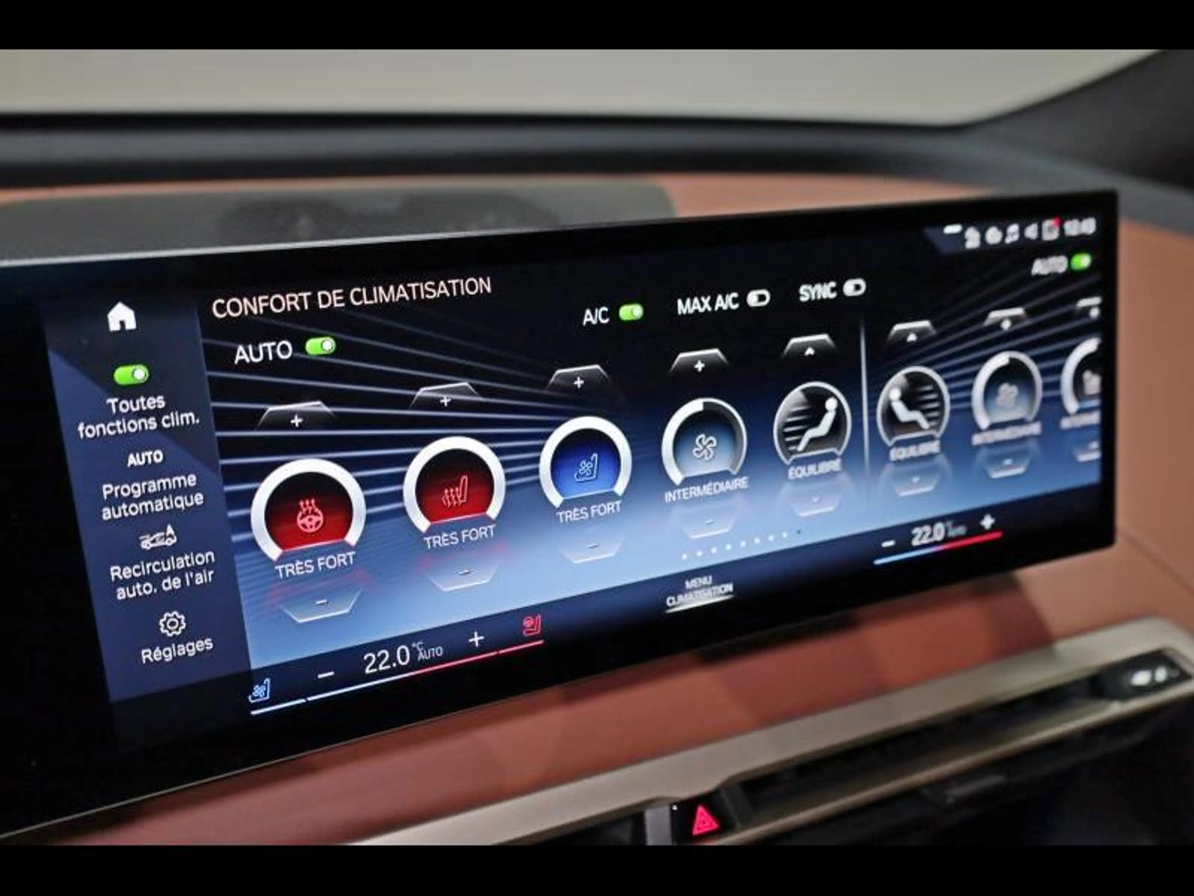BMW iX xDrive50 Kit Sport — photo 15