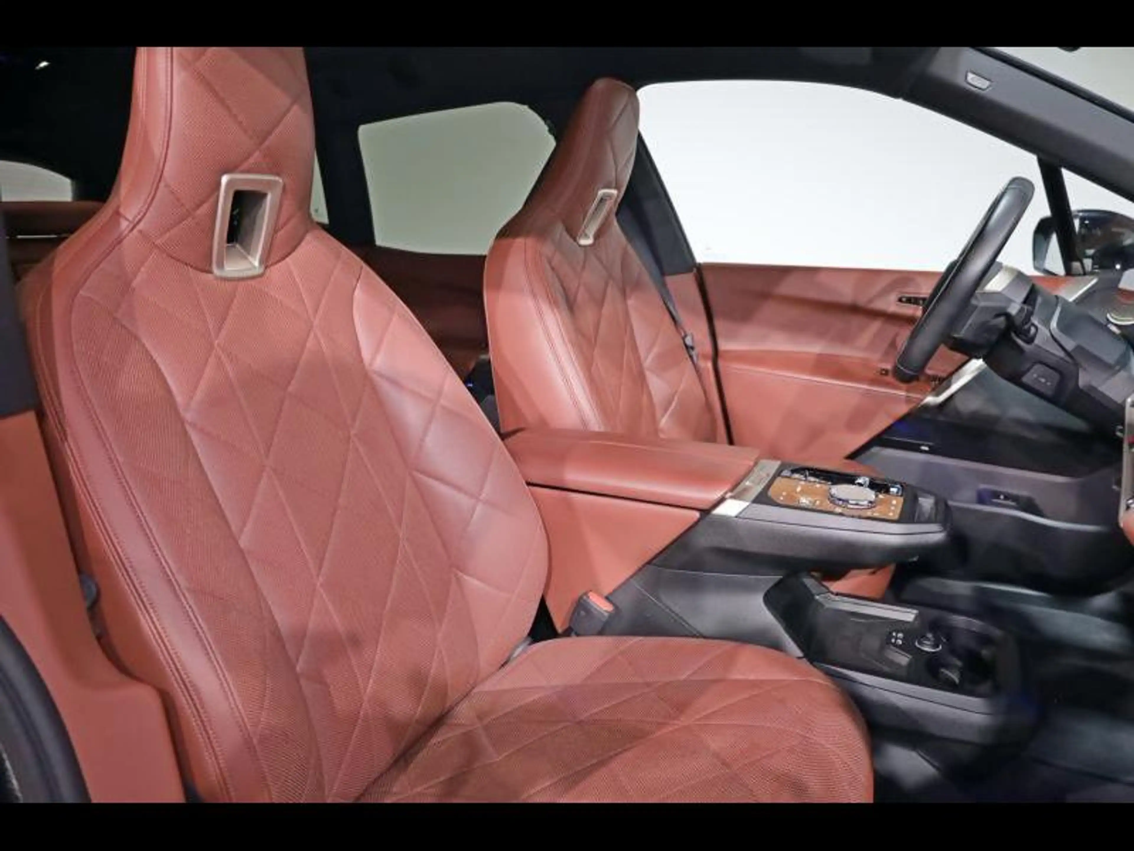 BMW iX xDrive50 Kit Sport — photo 10