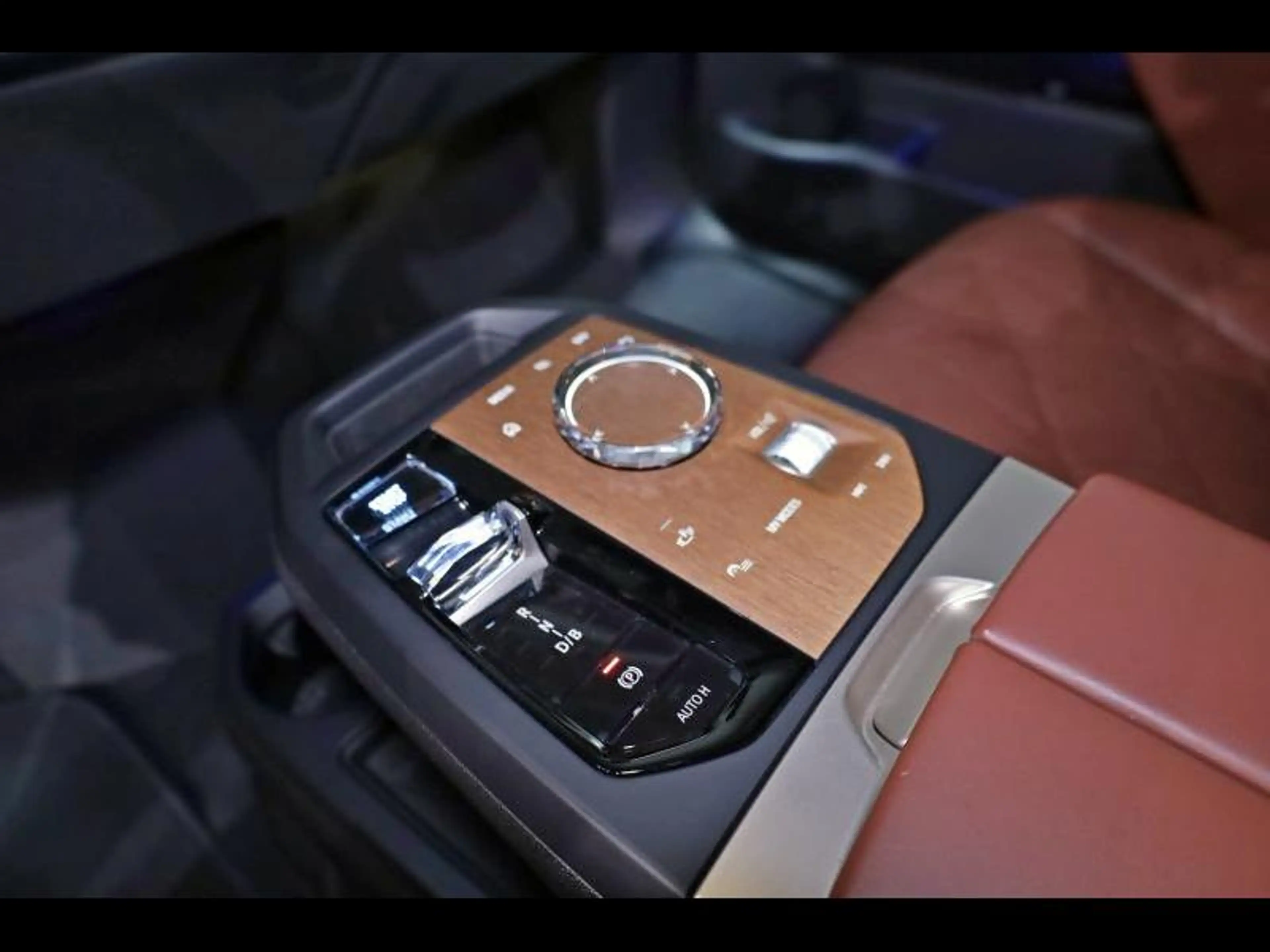 BMW iX xDrive50 Kit Sport — photo 11