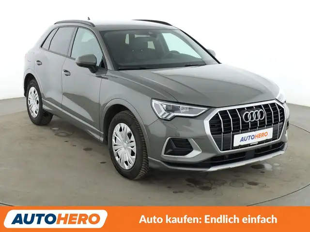 Audi Q3 view 8