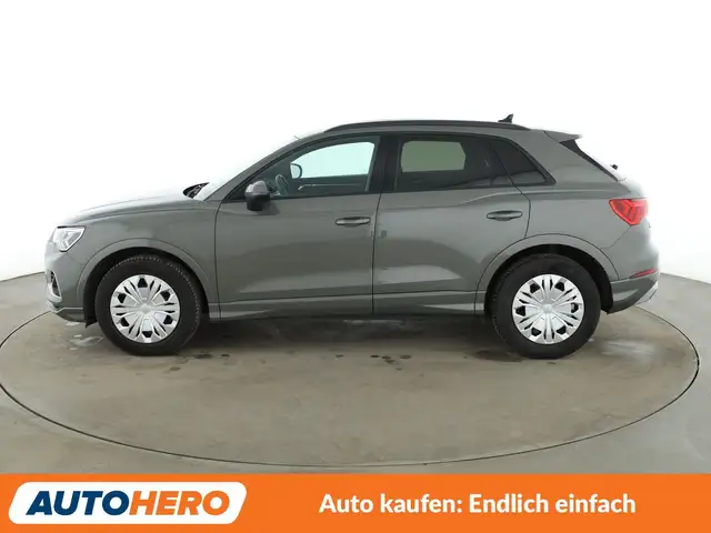 Audi Q3 view 3