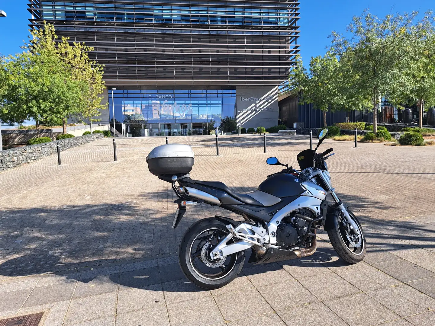 Suzuki GSR 600 - 1