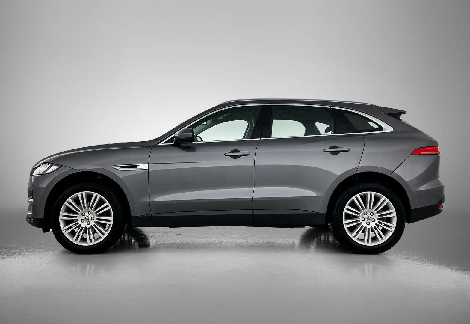 Jaguar F-Pace 2.0 Pure AWD 25t | Camera | Stoel- en stuurwiel ve Grijs - 2