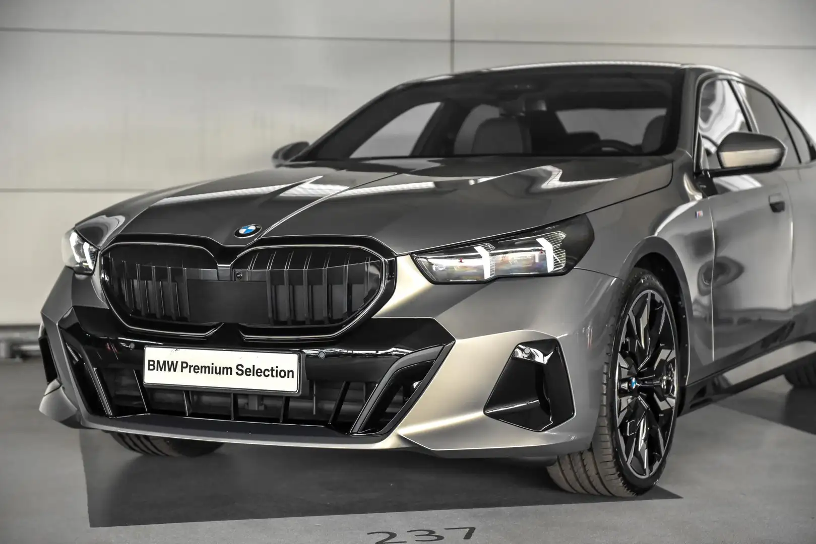 BMW 520 5 Serie Sedan 520i | Glazen panoramadak | Trekhaak Grijs - 2