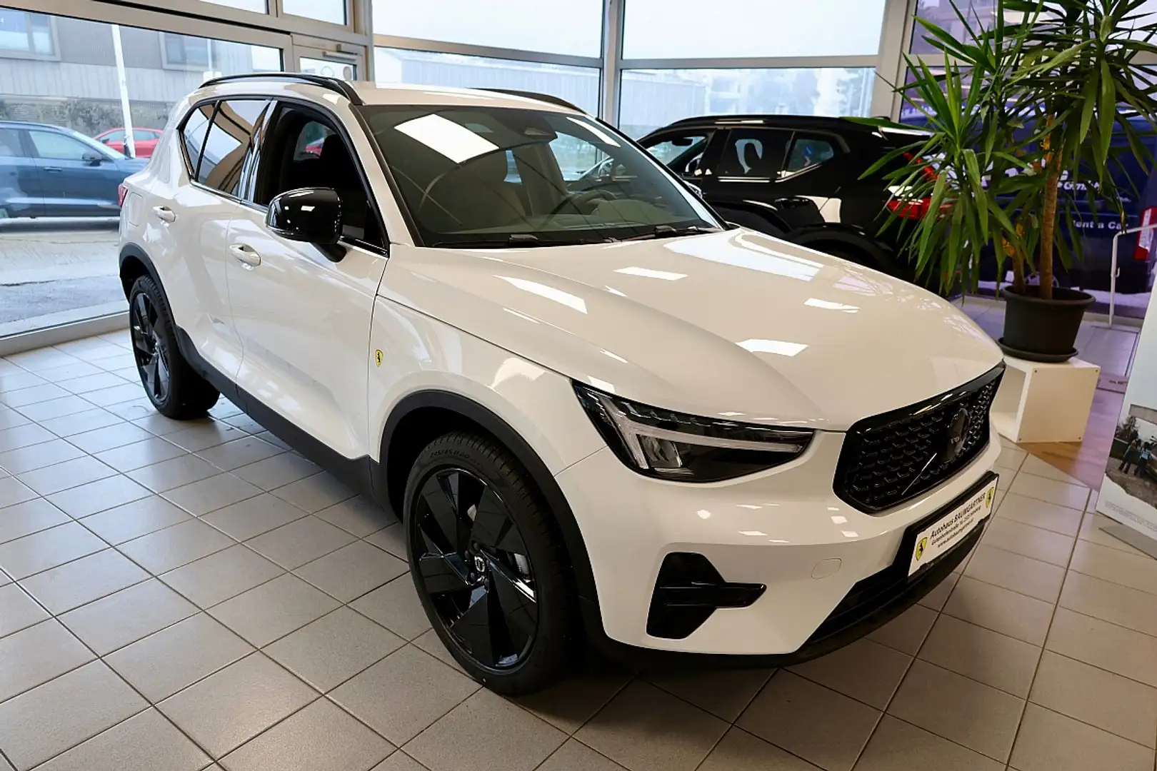 Volvo XC40 B3 Plus Black Edition Aut. Weiß - 2