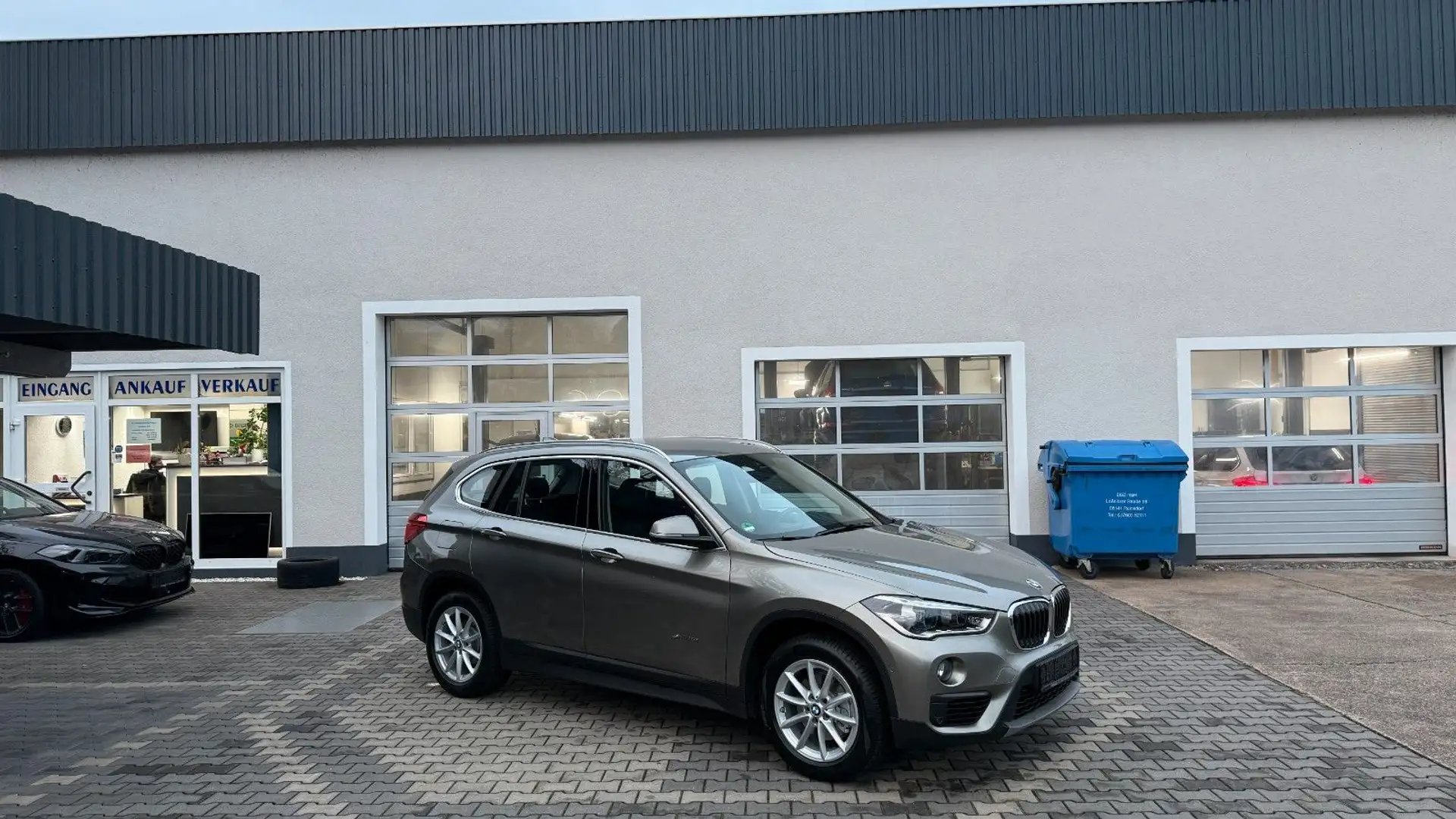 BMW X1 18i Autom LED Nav AHK Temp Silber - 1