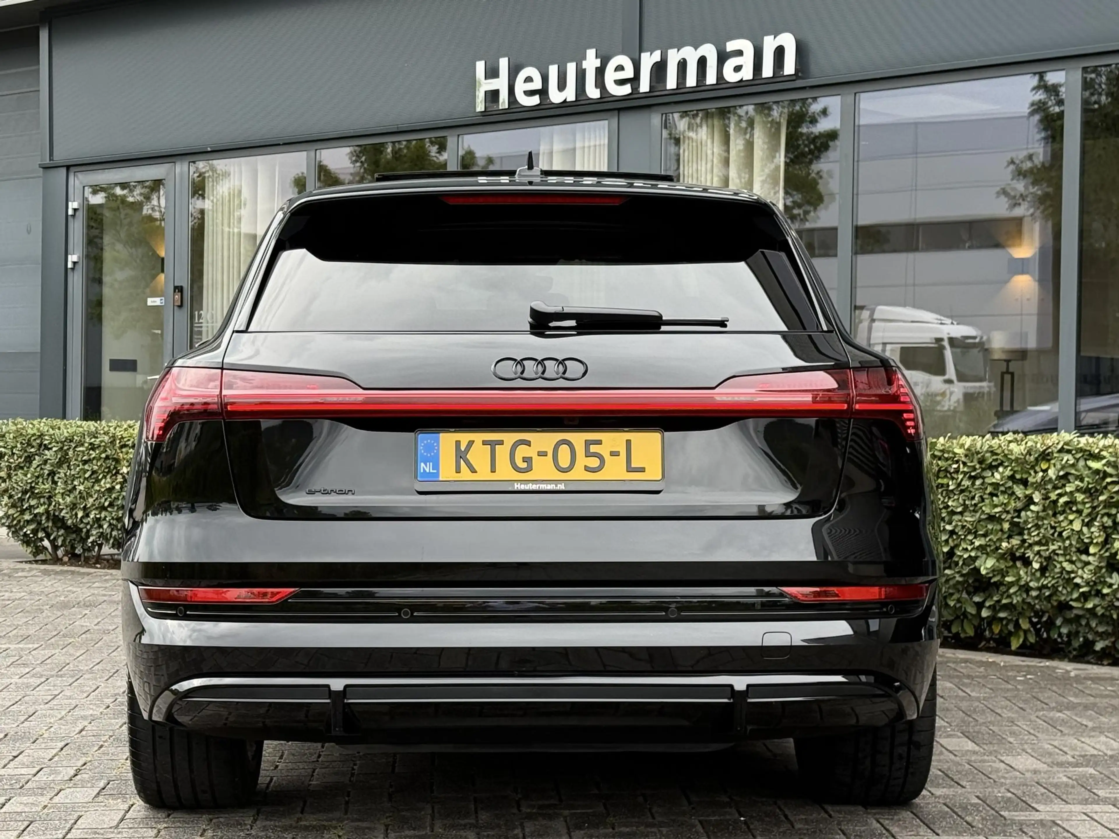 Audi e-tron 55 quattro S Line Black Edition/Pano/ B&O/97%SOH — photo 6