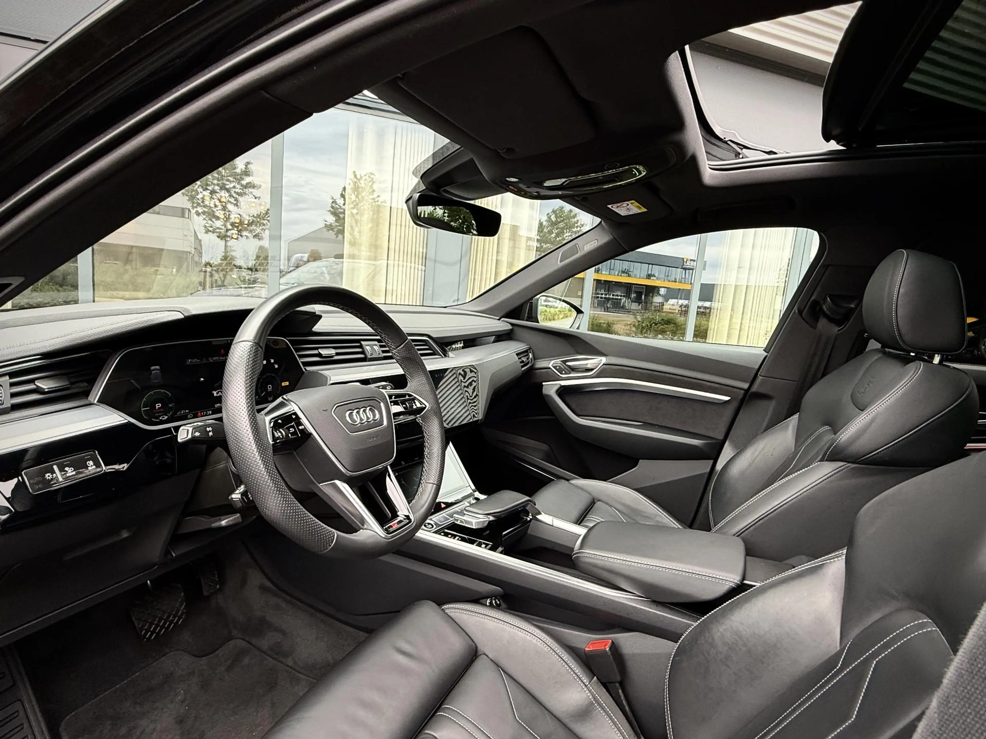 Audi e-tron 55 quattro S Line Black Edition/Pano/ B&O/97%SOH — photo 3