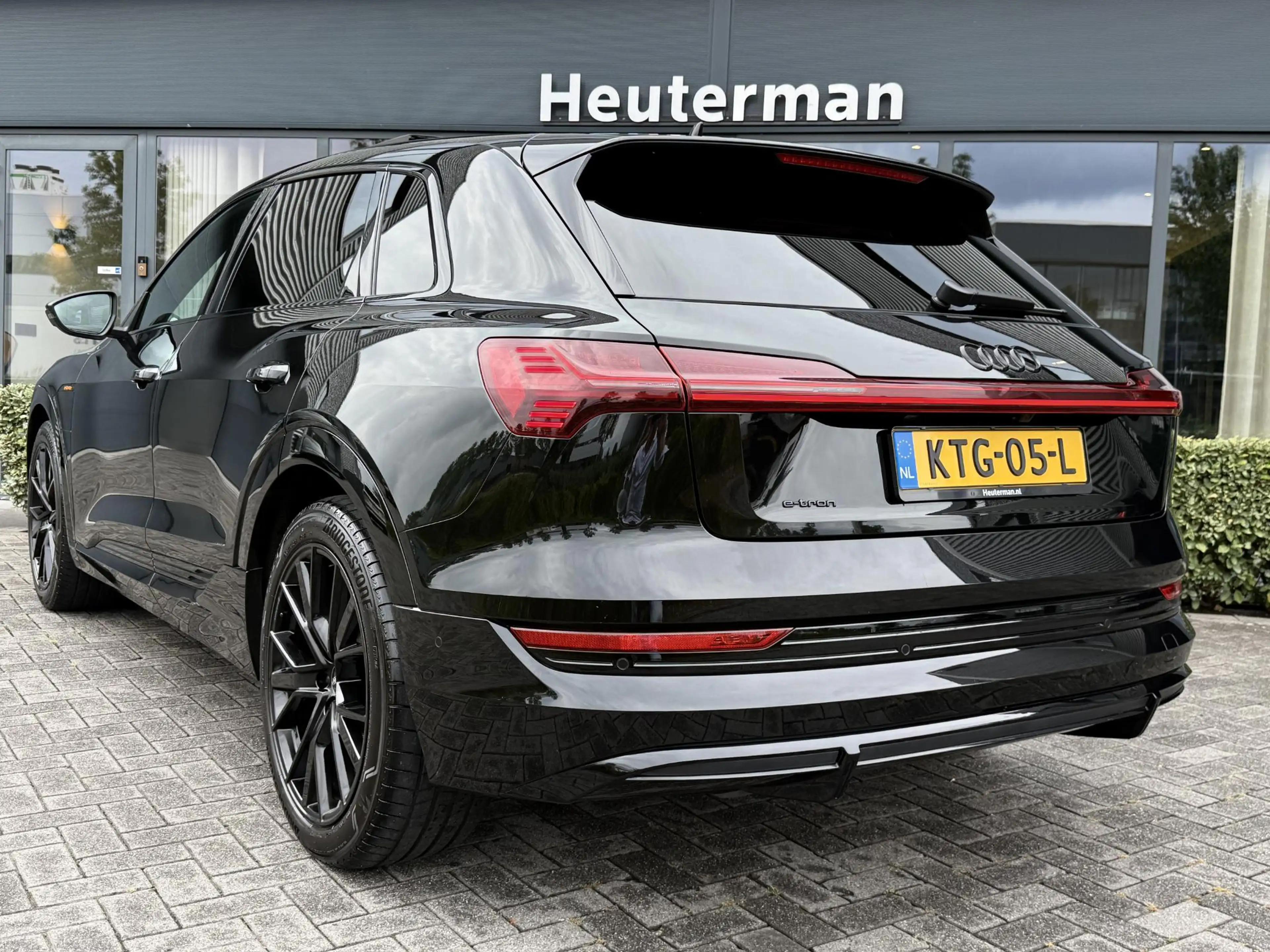 Audi e-tron 55 quattro S Line Black Edition/Pano/ B&O/97%SOH — photo 2