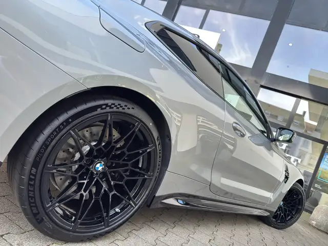 BMW M4 view 3