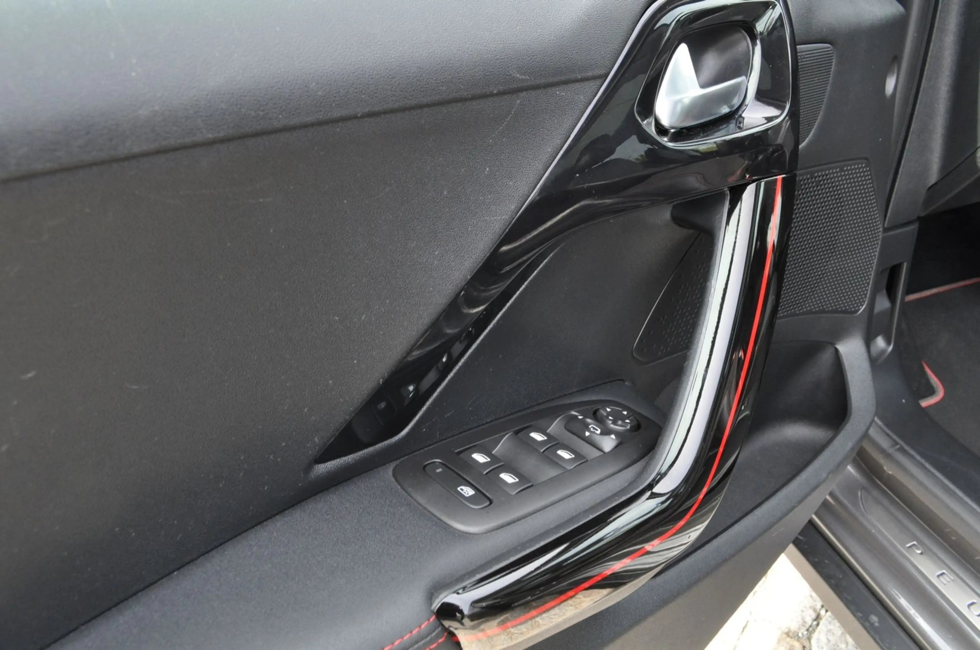Peugeot 2008 Allure /GT-LINE/S-HEFT/NAVI/PANO/R-KAMERA — photo 15