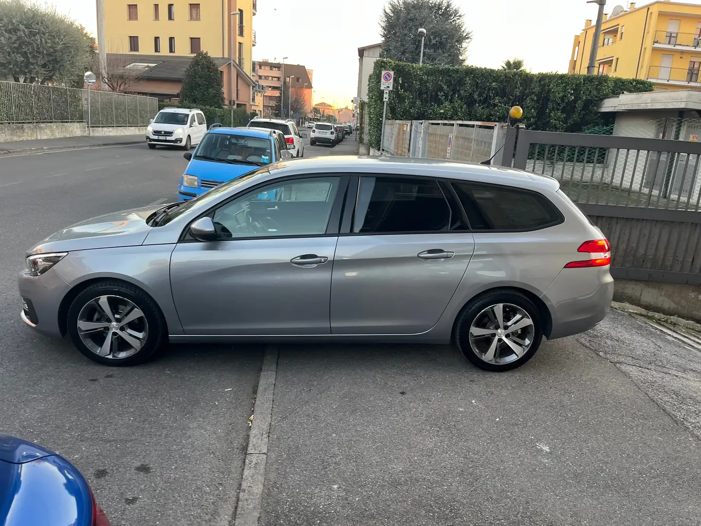 Peugeot 308 SW 1.2 ALLURE Grau - 1