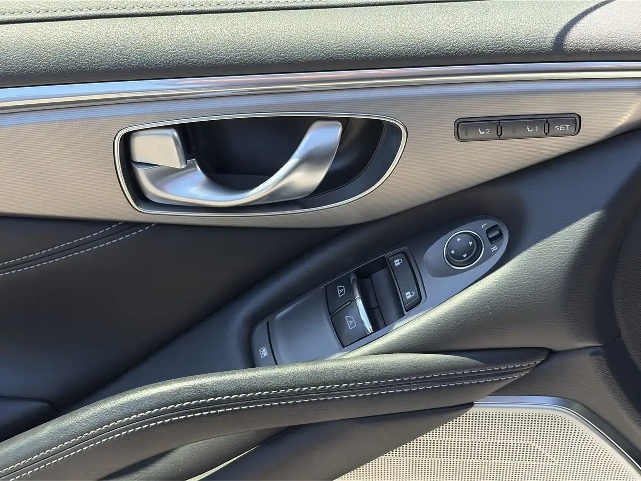 Infiniti Q60 photo Infiniti Q60