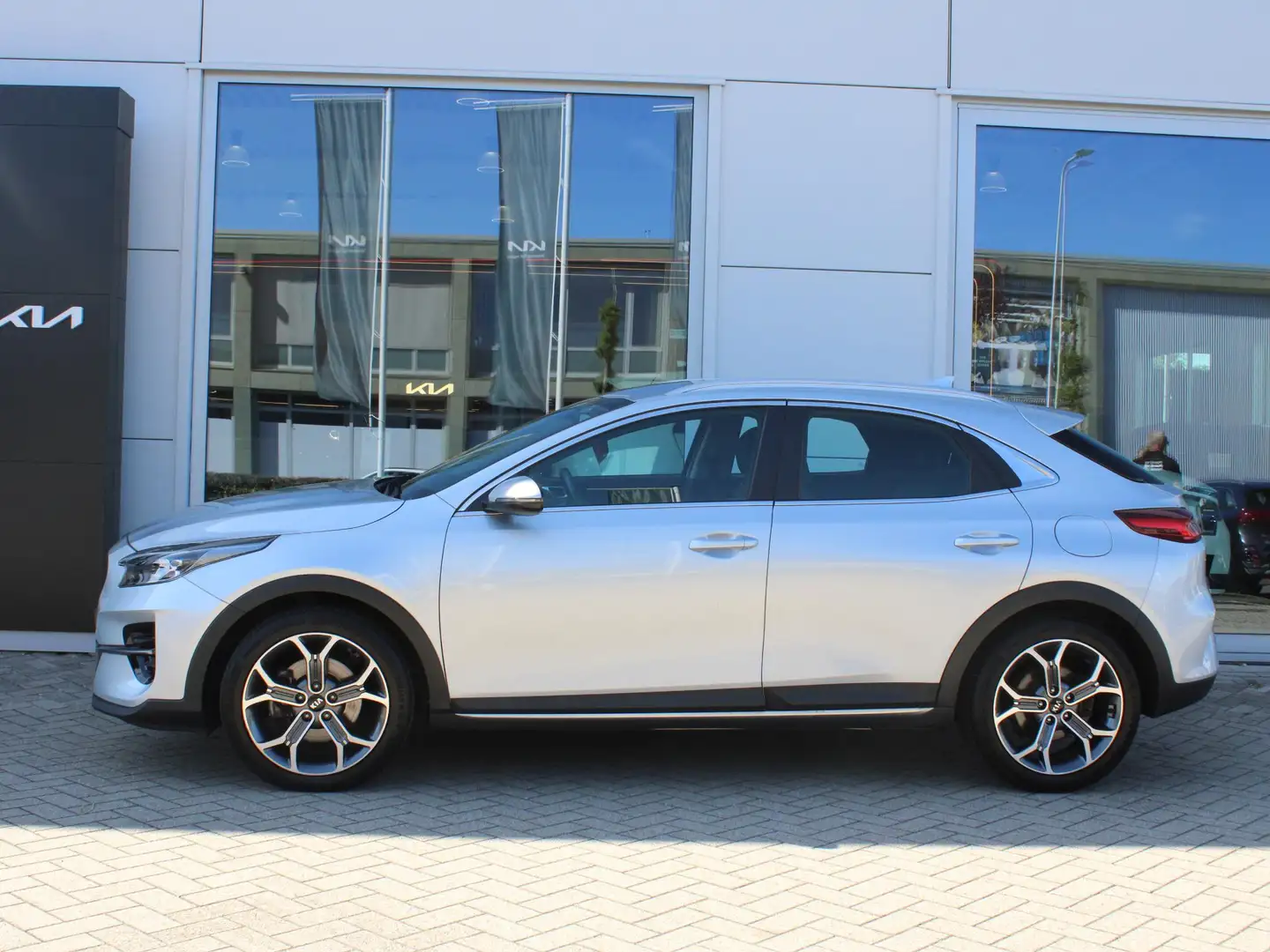 Kia XCeed 1.0 T-GDi DynamicLine NL Auto | Dealeronderhouden Gris - 2