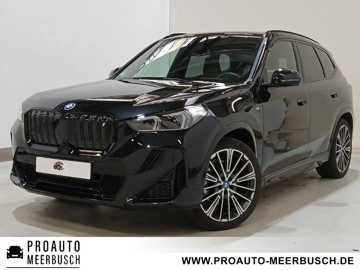 BMW iX1 30 xDrive M Sport AHK/MEMORY/HEADUP/PANO/H&K Zwart - 1