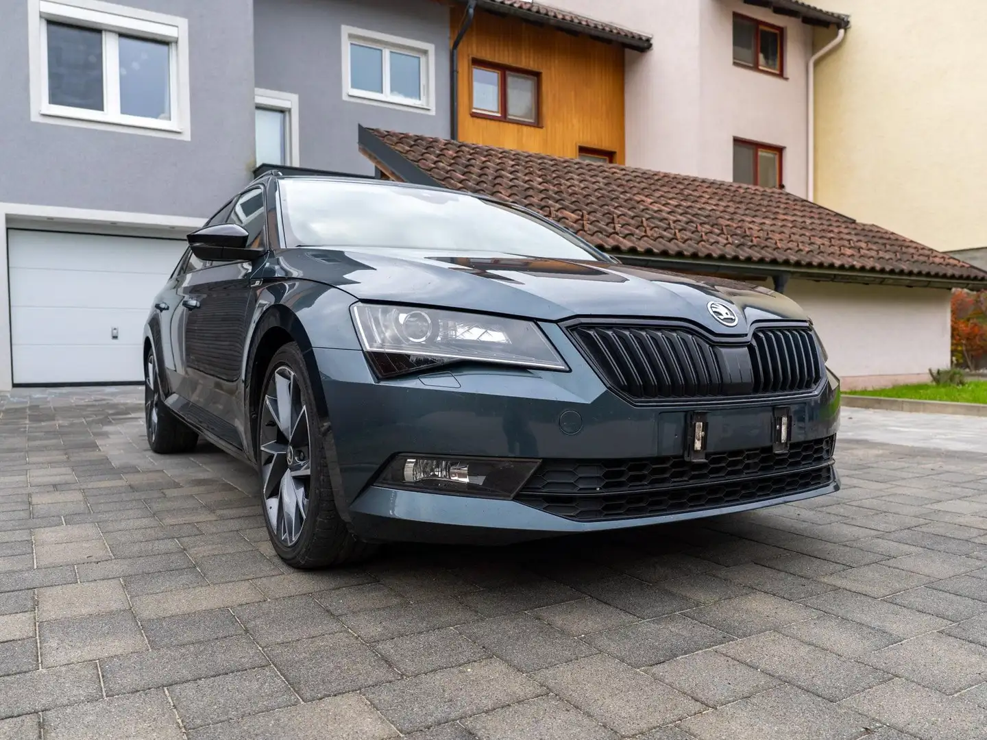 Skoda Superb Superb Kombi 2,0 TDI Sportline DSG Sportline Grau - 2