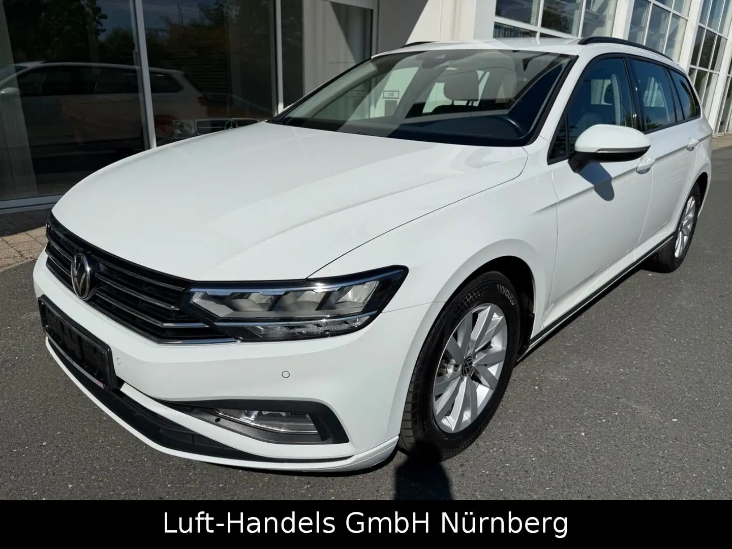 Volkswagen Passat Variant Conceptline Autom Navi ACC AHK Bianco - 1